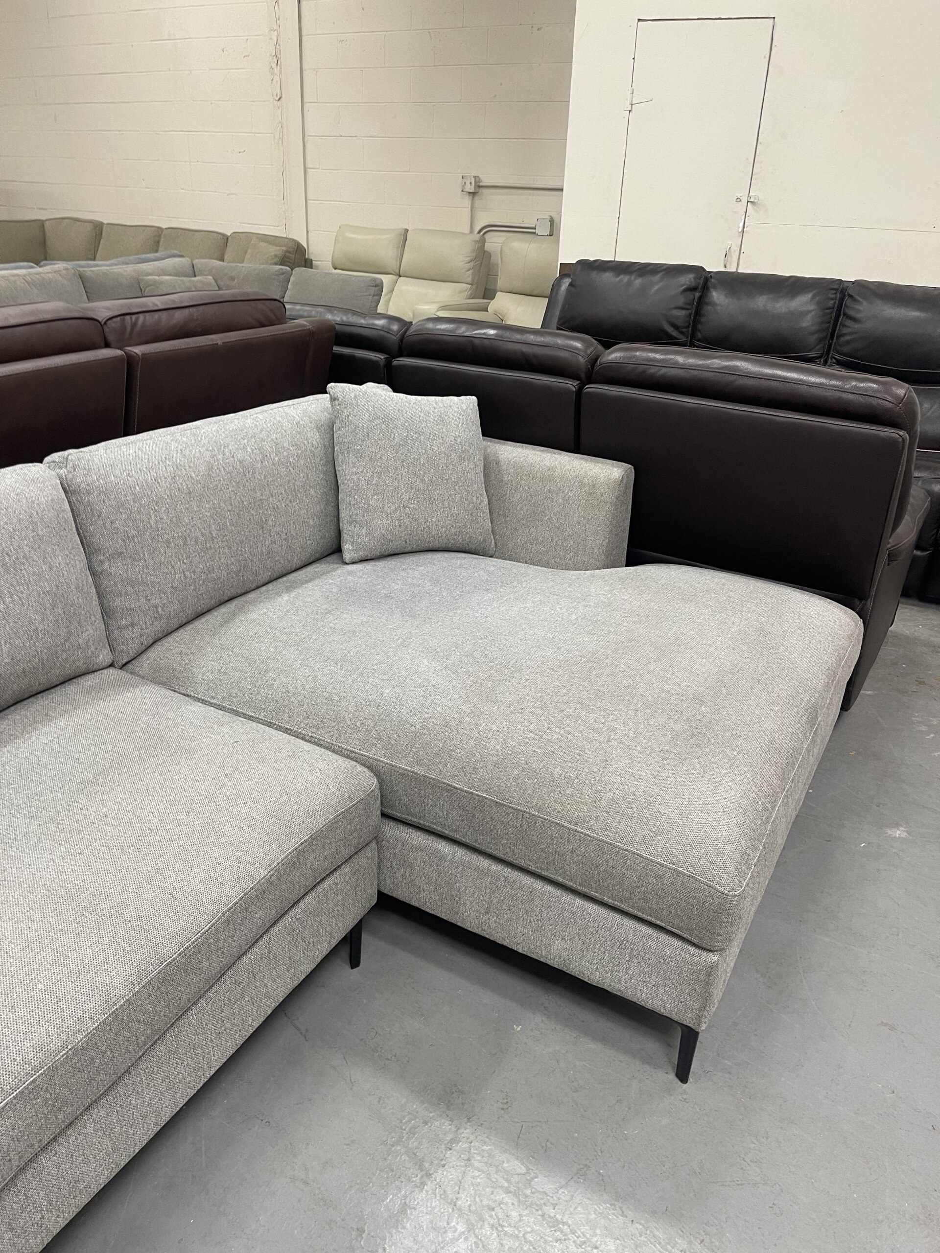 Thomasville Odette 2-piece Fabric Sectional - Photo 4