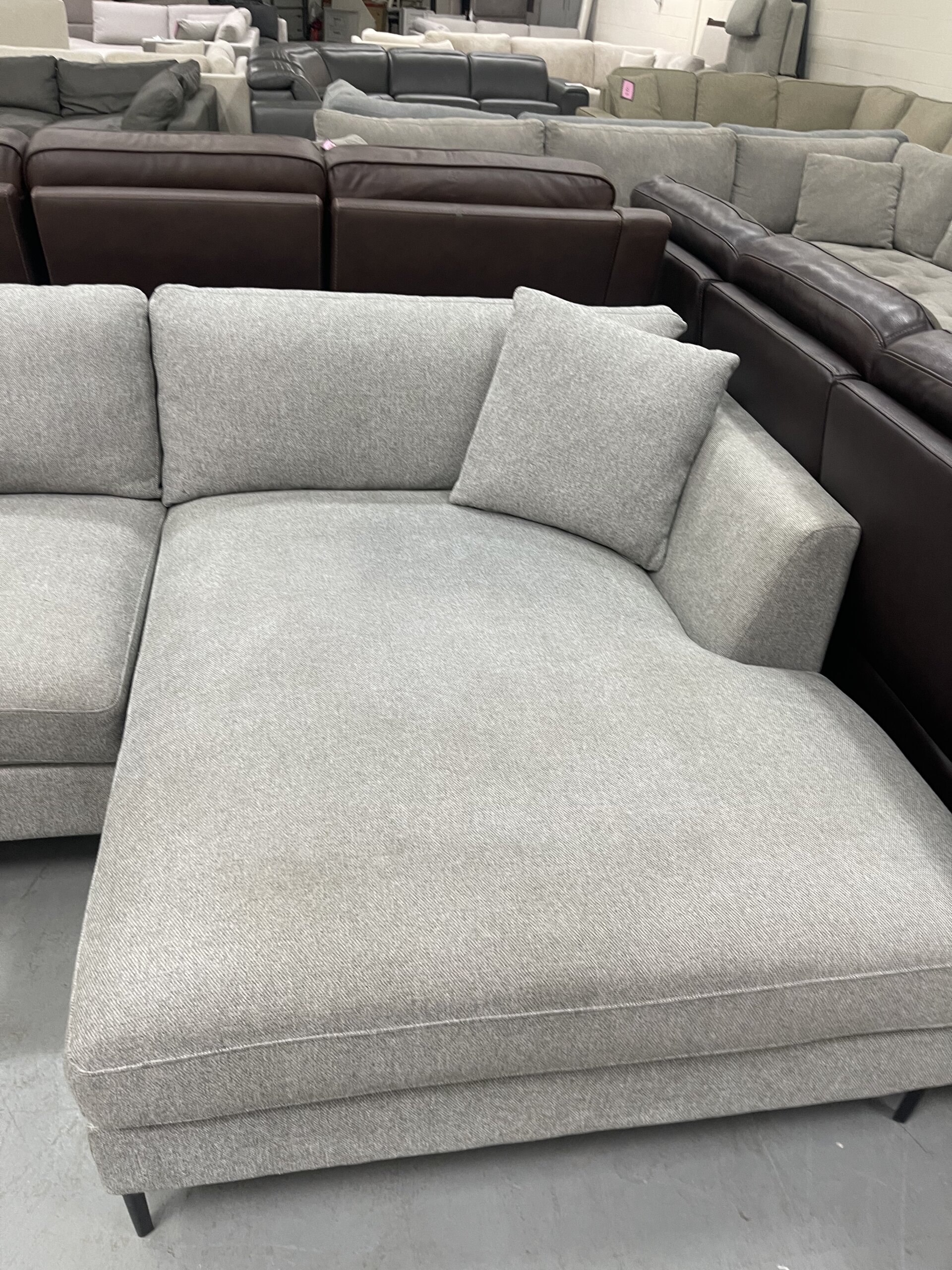 Thomasville Odette 2-piece Fabric Sectional - Photo 5