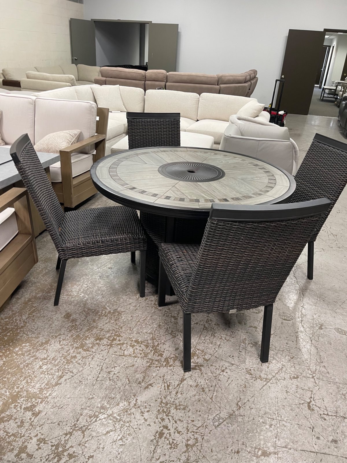 Agio Conway 5 Piece Round Wicker Dining Set + Cover - Photo 2