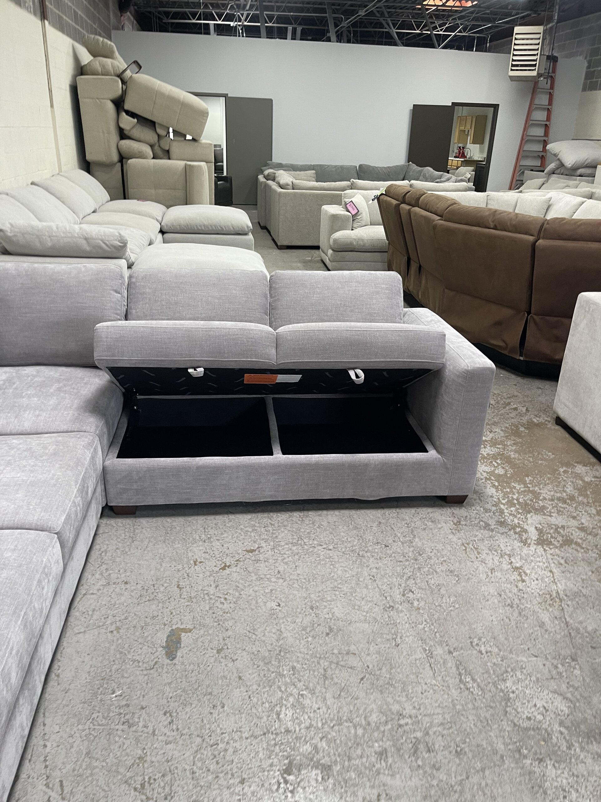 Thomasville Caler Convertible Sleeper Sectional with Storage - Photo 8