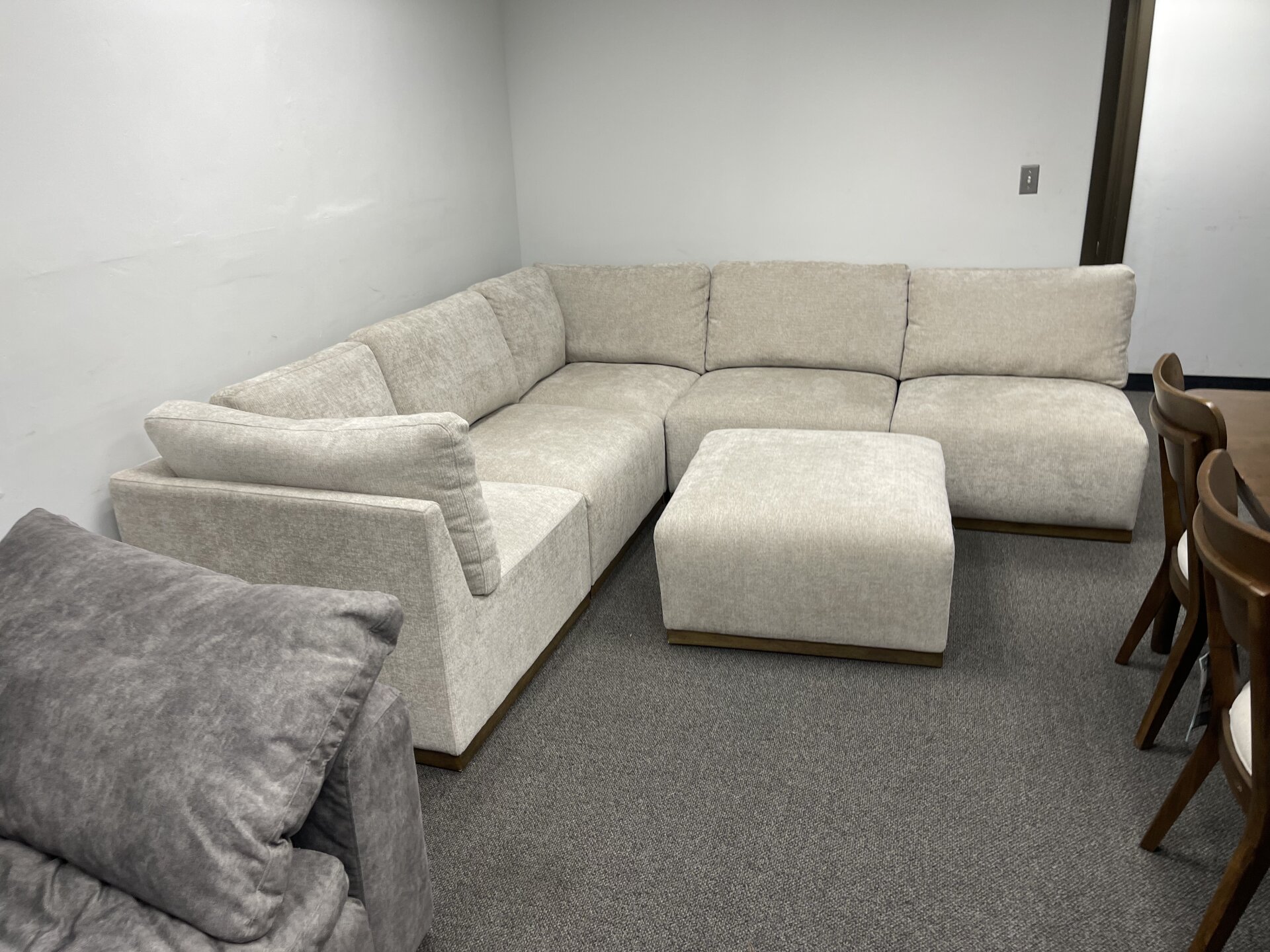 Henredon Murphy Fabric 6-piece Modular Sectional with Ottoman - Photo 2