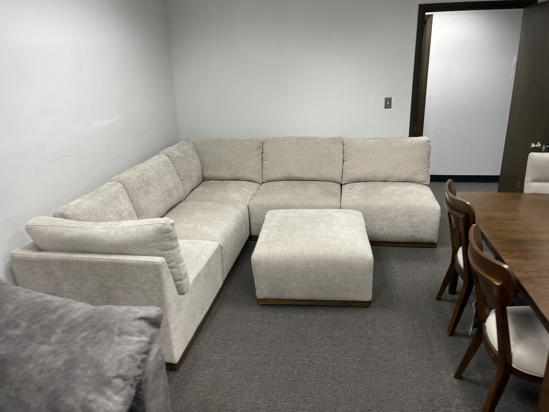 Henredon Murphy Fabric 6-piece Modular Sectional with Ottoman - Photo 3