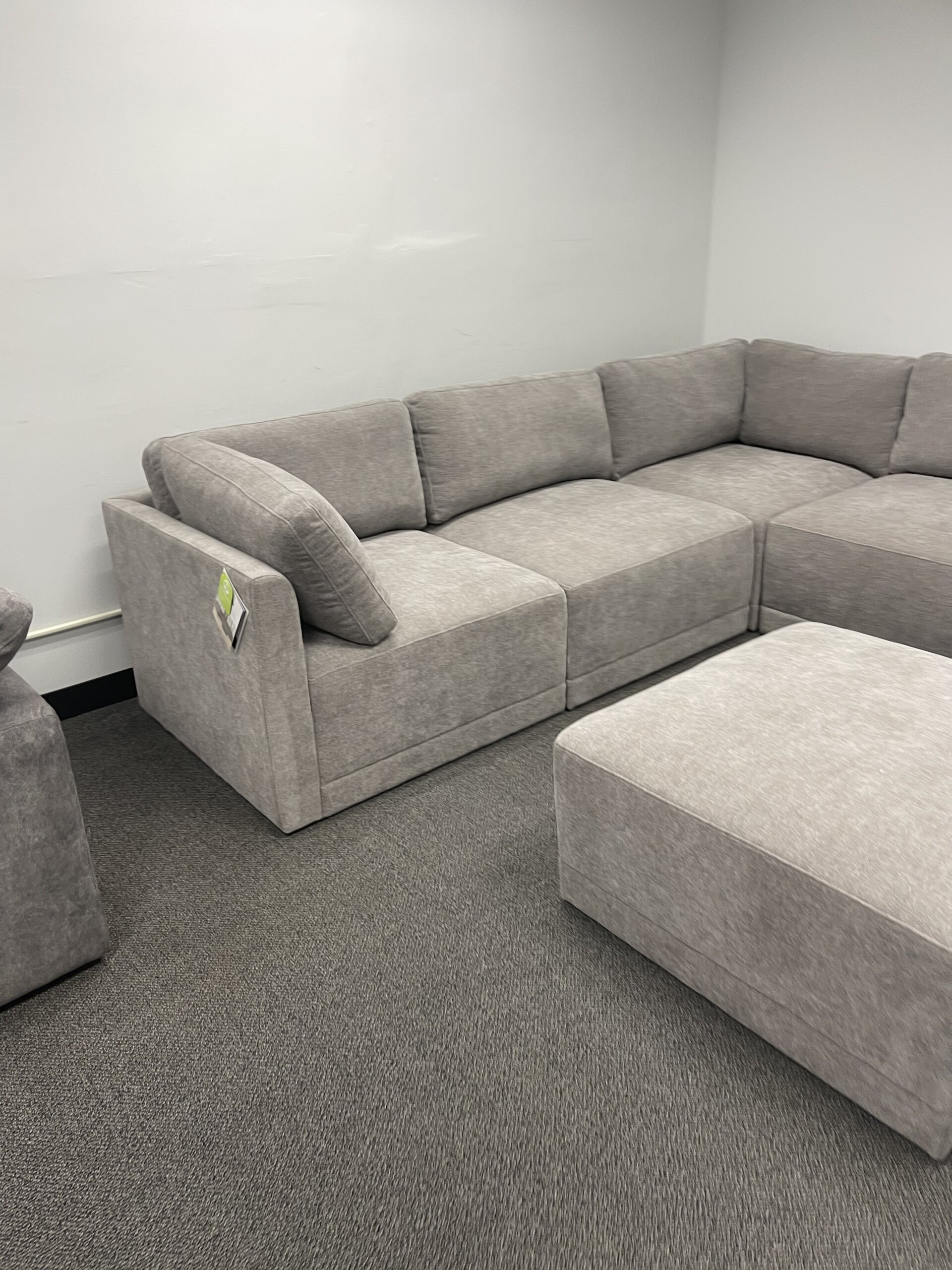 Thomasville Fallon Modular Sectional 6-piece Gray with Ottoman - Photo 4