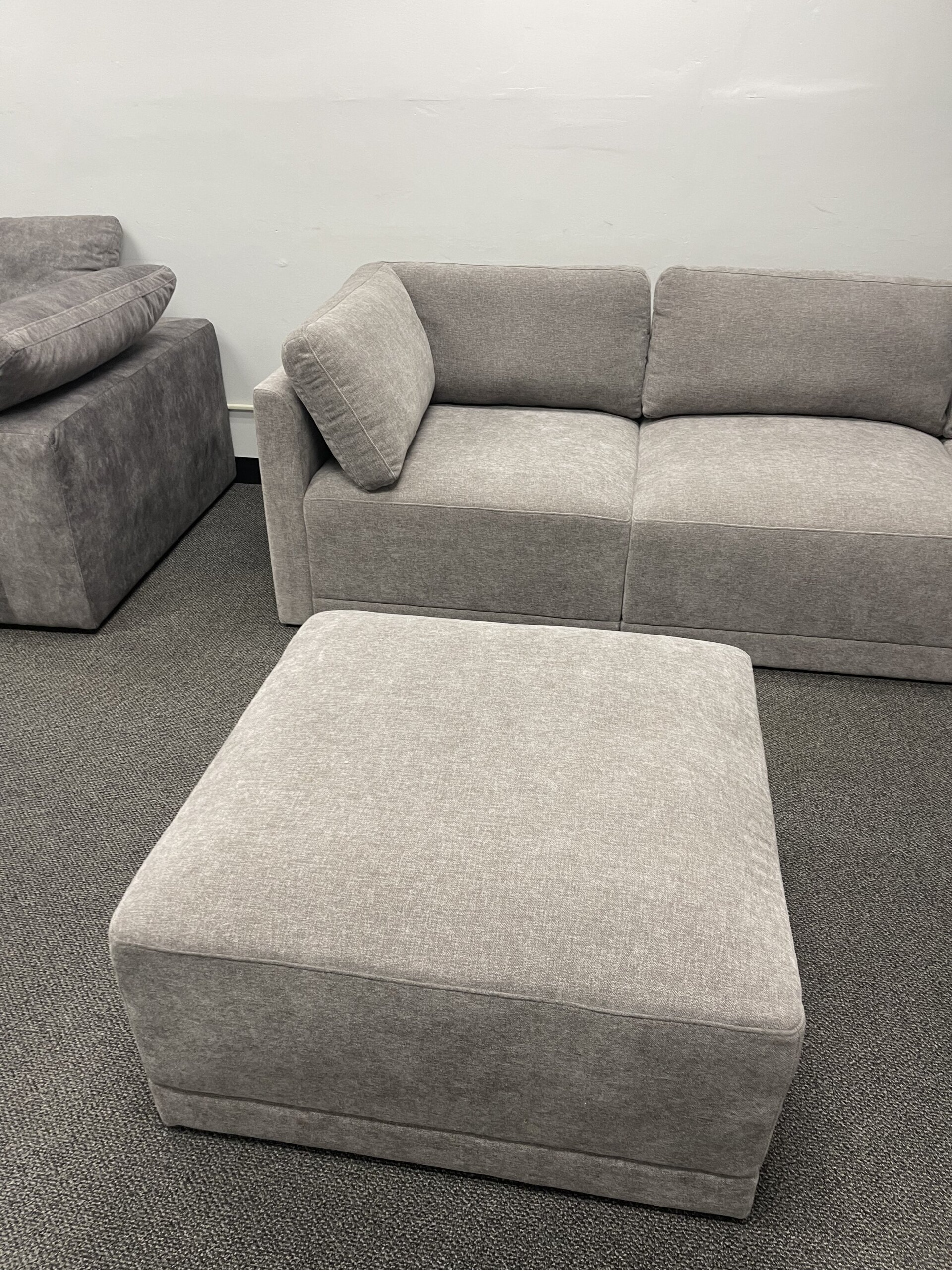 Thomasville Fallon Modular Sectional 6-piece Gray with Ottoman - Photo 7