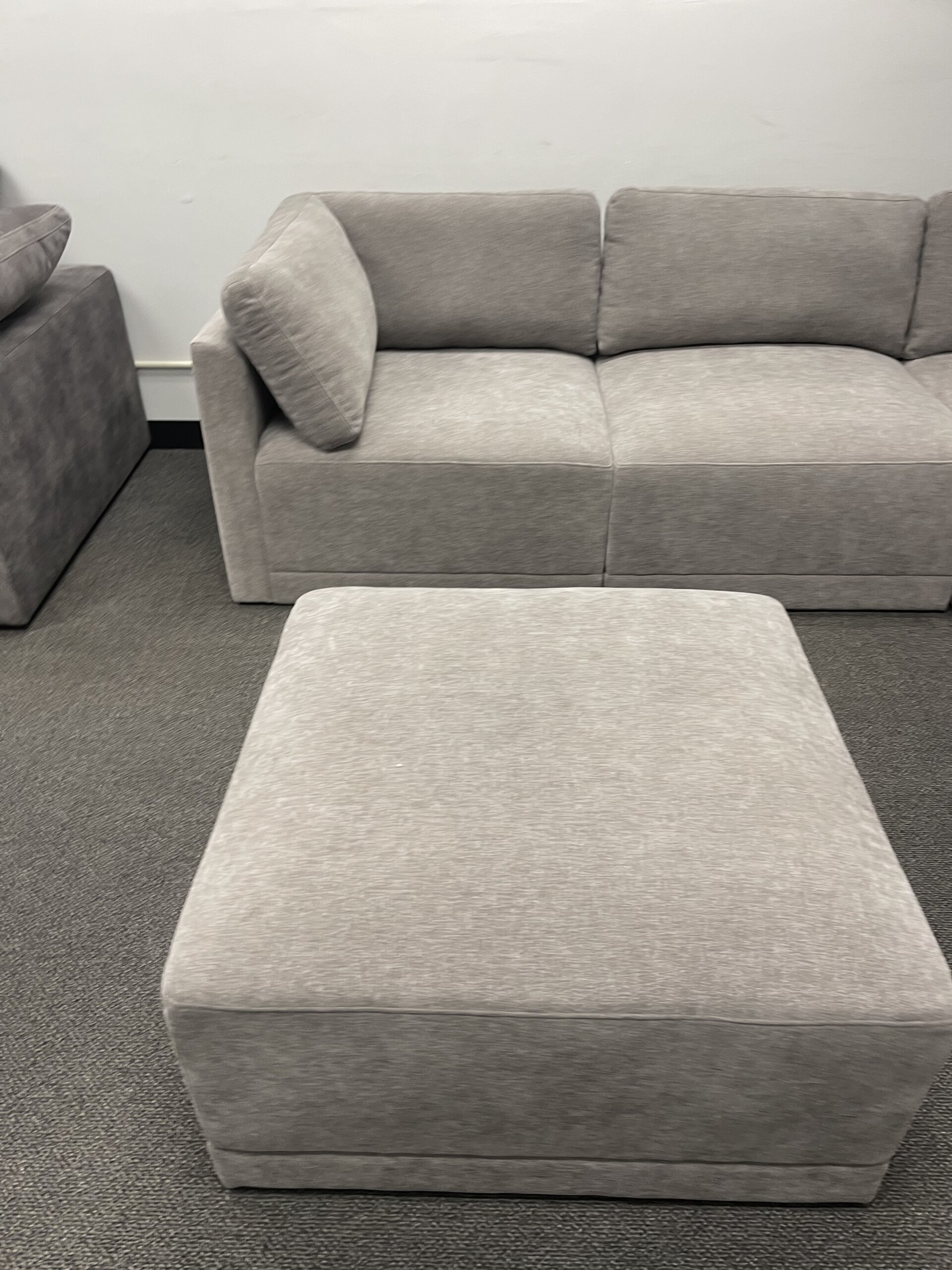 Thomasville Fallon Modular Sectional 6-piece Gray with Ottoman - Photo 10