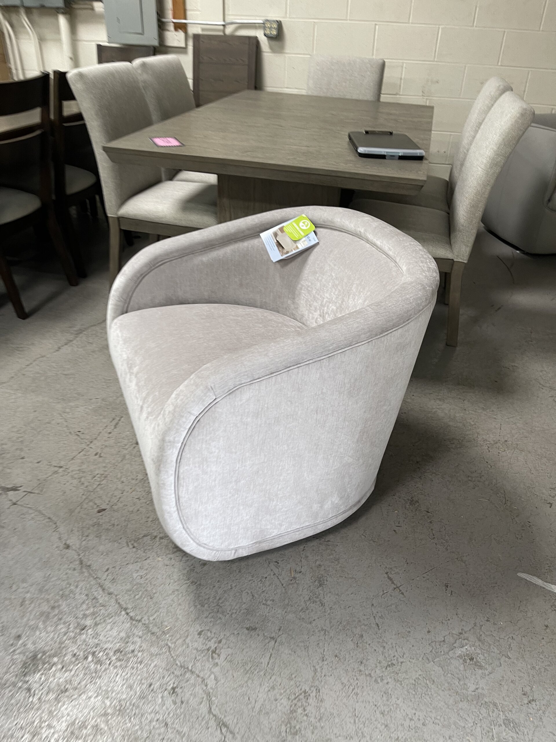 Henredon Aspen Hill Fabric Swivel Chair - Photo 1