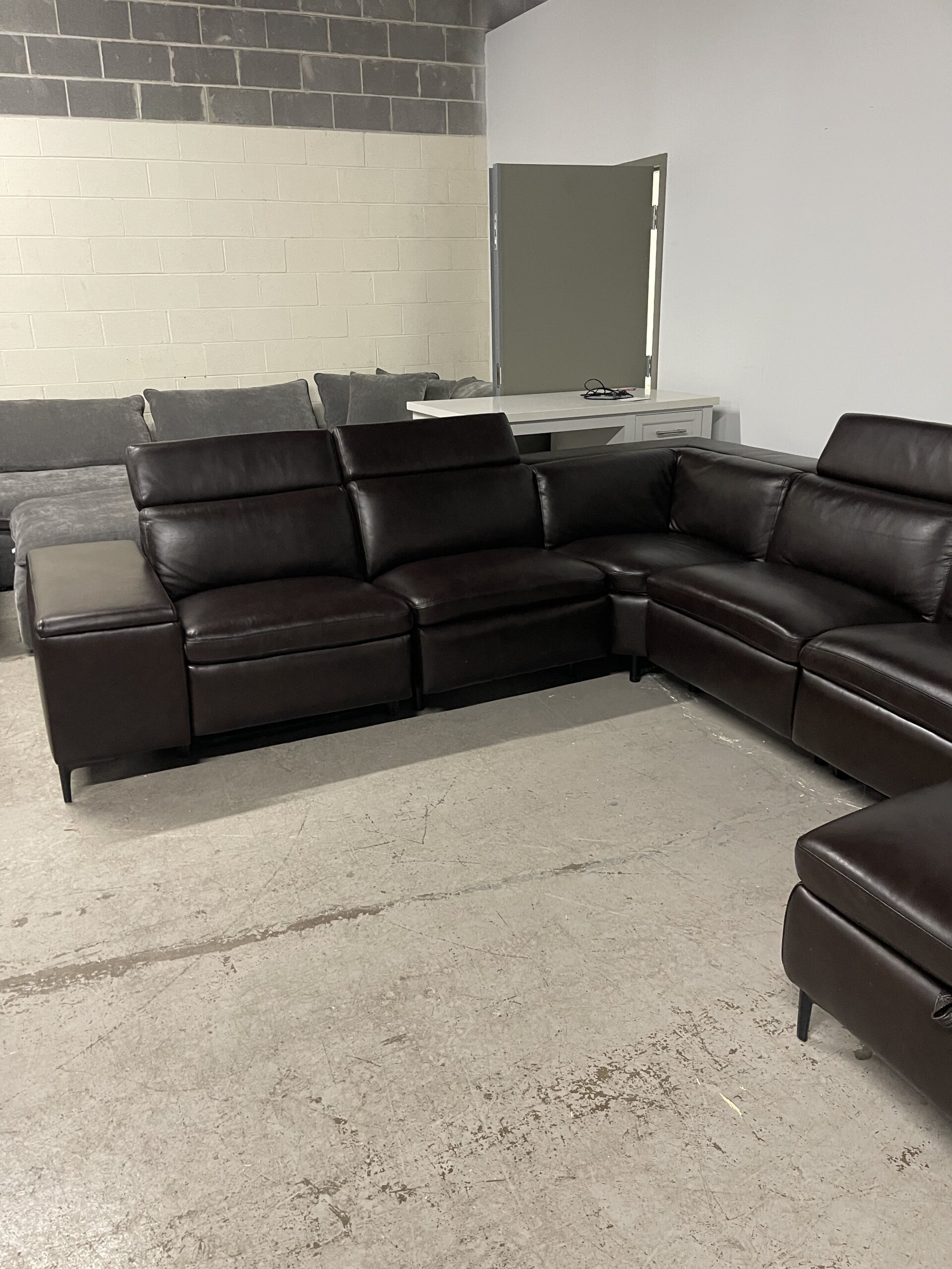 Barcalounger Bradford 6-piece Leather Reclining Sectional - Photo 3