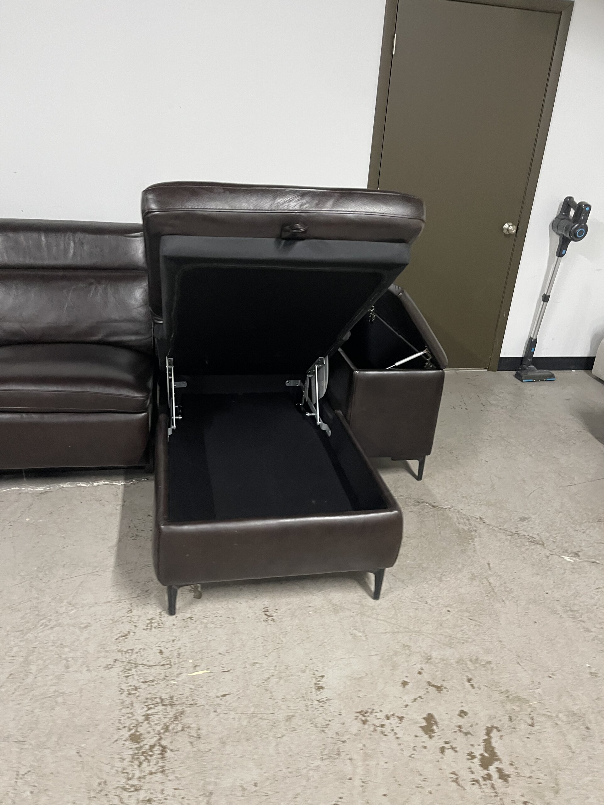 Barcalounger Bradford 6-piece Leather Reclining Sectional - Photo 4