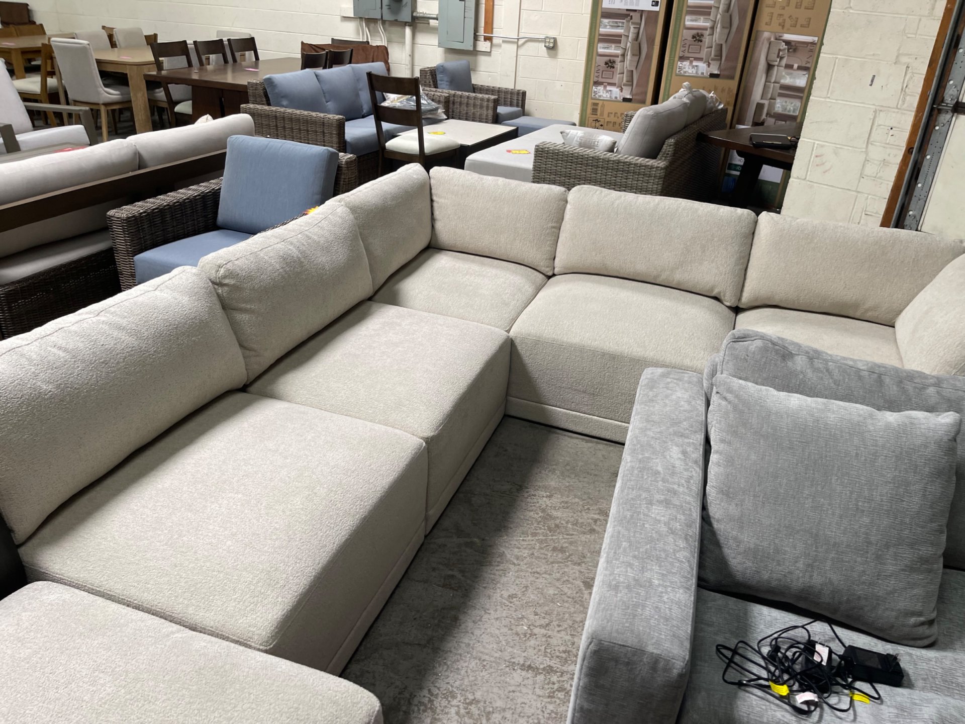 Thomasville Fallon Modular Sectional 6-piece Cream with Ottoman