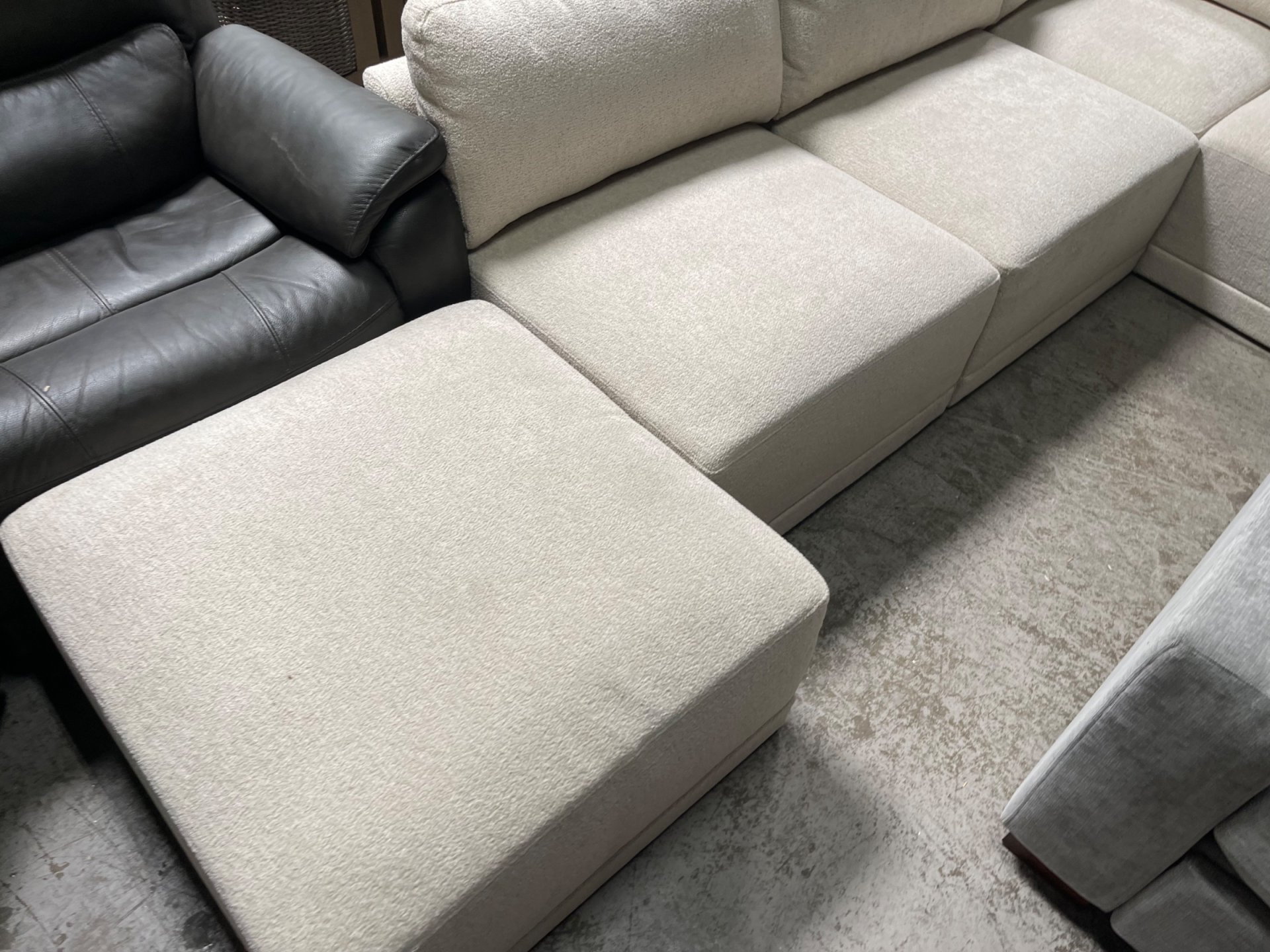 Thomasville Fallon Modular Sectional 6-piece Cream with Ottoman - Photo 2