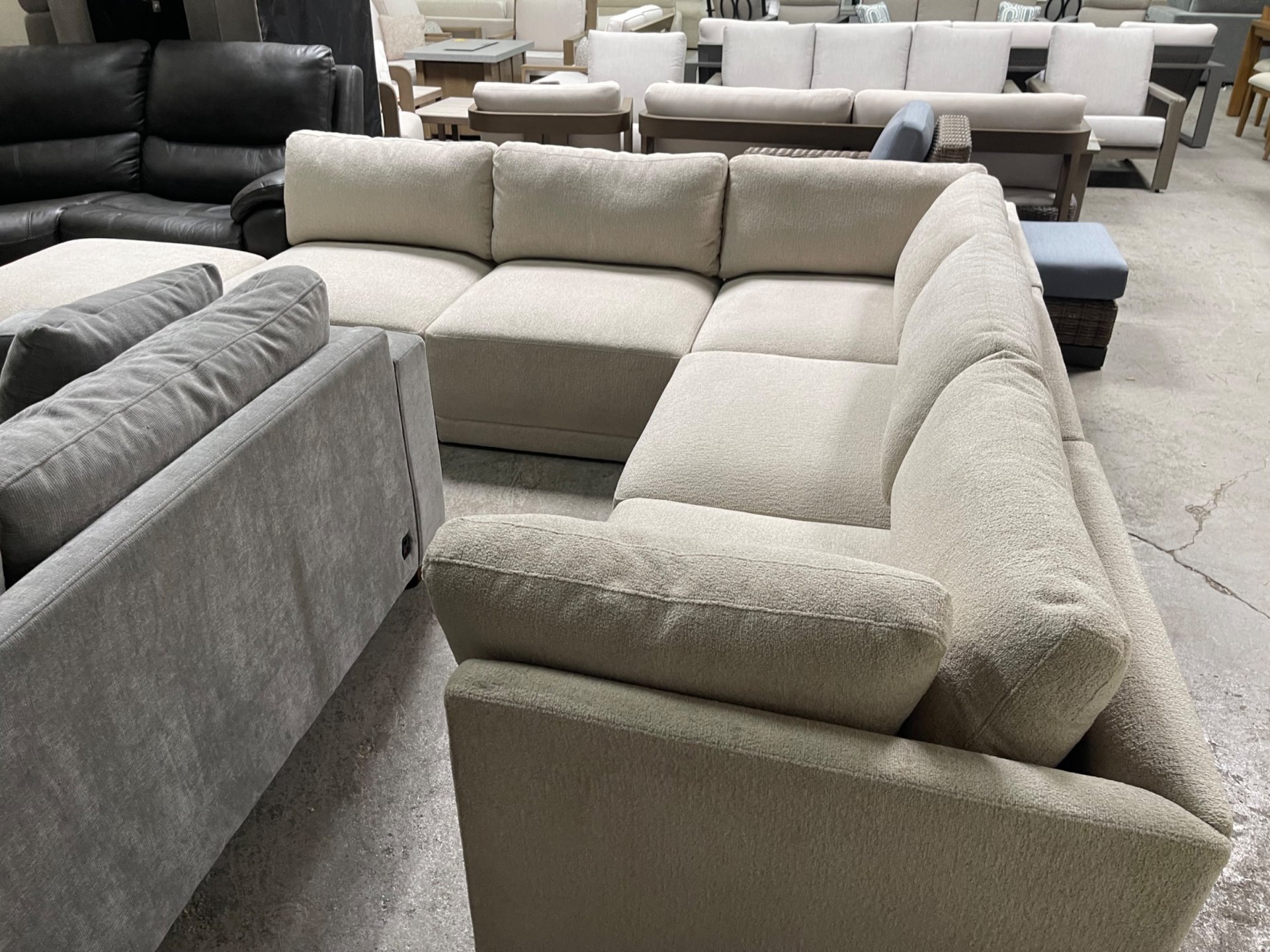 Thomasville Fallon Modular Sectional 6-piece Cream with Ottoman - Photo 5