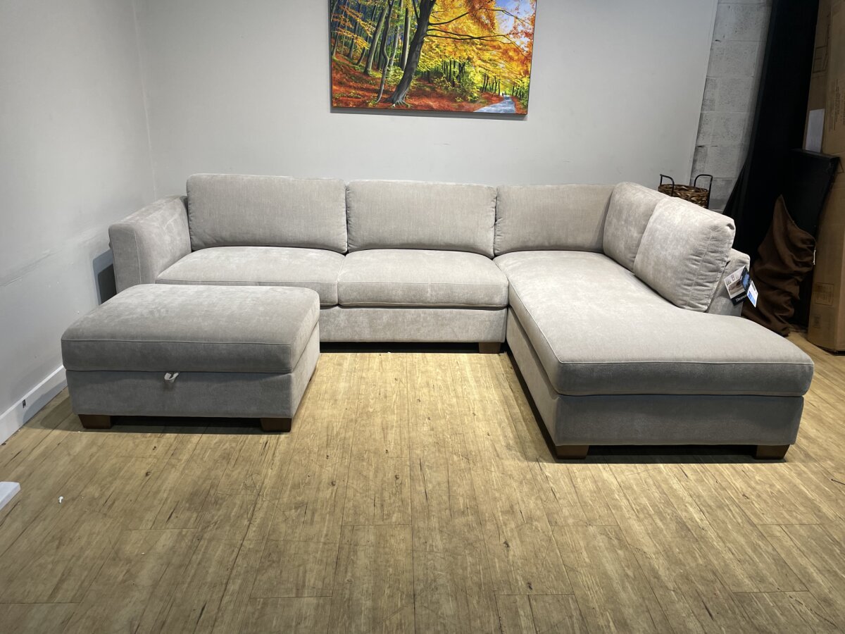 Thomasville Walsen Sectional with Storage Ottoman
