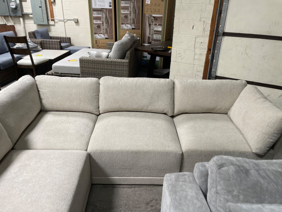 Thomasville Fallon Modular Sectional 6-piece Cream with Ottoman - Image 4
