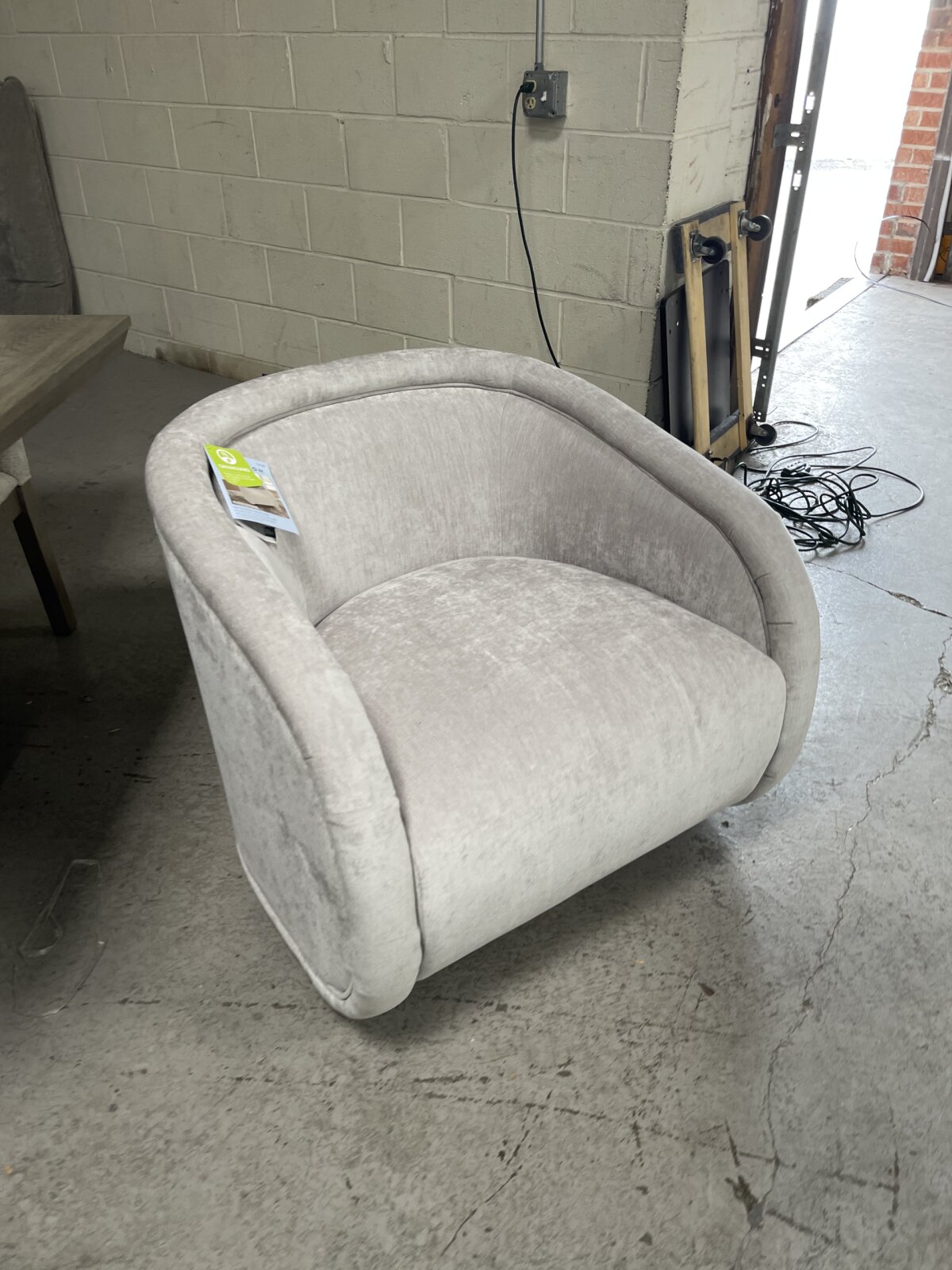 Henredon Aspen Hill Fabric Swivel Chair - Image 3