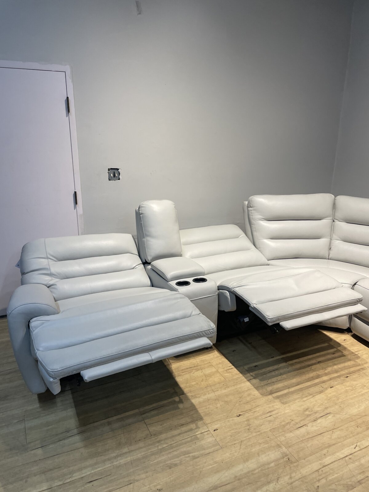 Aubrey 7 Piece Leather Power Zero Gravity Reclining Sectional With Power Headrests - Image 5