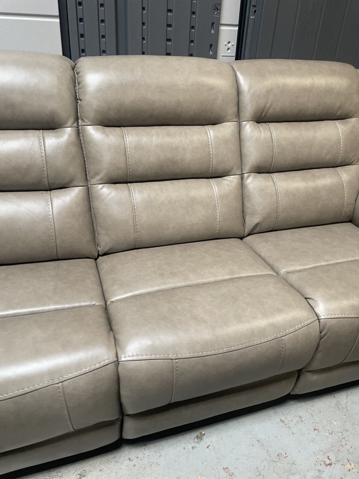 Mason Leather Power Reclining Sofa With Power Headrests - Image 5